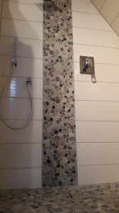 Dusche mit Bodenablauf und Mosaik Flusskiesel